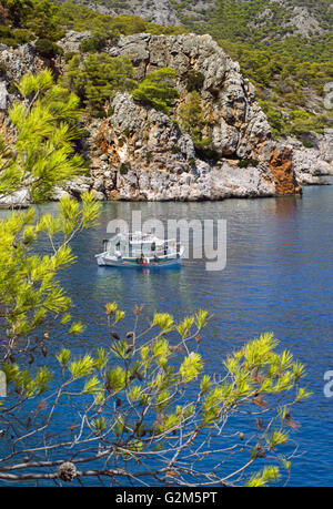 Fermer vue de la côte rocheuse à distance sur l'île d'Agistri Marisa, trouvés dans le golfe Saronique, une heure de voyage depuis le Pirée, Grèce Banque D'Images