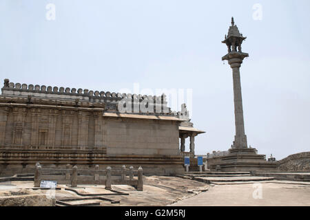 Et Manasthambha Parsvanatha basadi (pilier) en face d'elle, la colline Chandragiri, Sravanabelgola, Karnataka, Inde. Le manastambha Banque D'Images