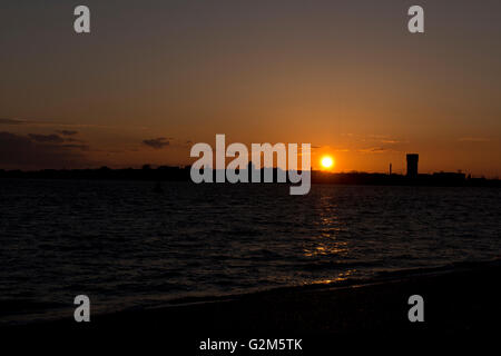 Le coucher du soleil, à la recherche de Southsea, Portsmouth à Gosport, Hampshire, Royaume-Uni Banque D'Images