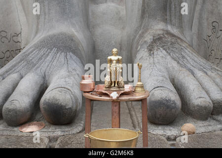 Une réplique de la statue de Bahubali, monolithique, Gomateshwara Vindhyagiri Hill, Shravanbelgola, Karnataka, Inde Banque D'Images