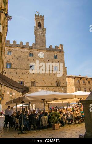 Palazzo dei Piori sur la Piazza dei Priori, Volterra, une ville fortifiée au sommet de la province de Pise dans la région Toscane, Italie. Banque D'Images