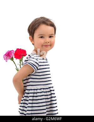 Smiling girl cachant un bouquet d'œillets rouges derrière elle-même Banque D'Images