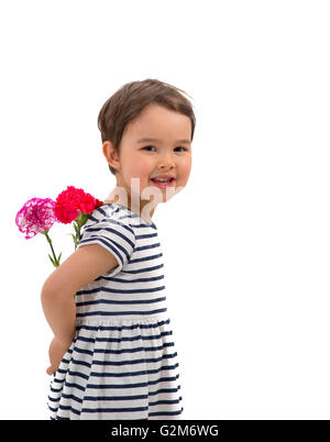 Smiling girl cachant un bouquet d'œillets rouges derrière elle-même Banque D'Images