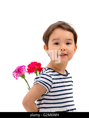 Smiling girl cachant un bouquet d'œillets rouges derrière elle-même Banque D'Images