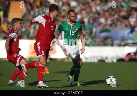 La République d'Irlande David contre le Bélarus CHRISTIAN AUCLAIR' Mikita Korzun (à gauche) et Dzianis Paliakov pendant le match amical à la cuisine canadienne, le liège. Banque D'Images