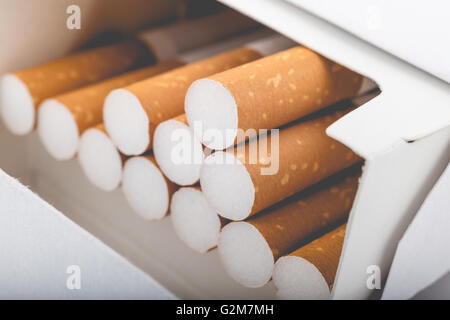 Vue latérale d'un paquet de cigarettes avec filtre a disparu Banque D'Images