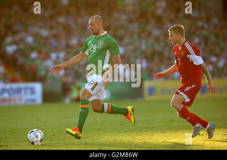 La République d'Irlande Darron Gibson (à gauche) et le Bélarus' Mikita Korzun bataille pour la balle durant le match amical à la cuisine canadienne, le liège. Banque D'Images