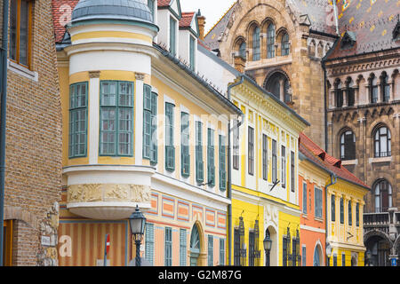 Var Budapest, vue sur l'élégante architecture du début du 18th siècle dans le quartier des châteaux du Var de Budapest, Hongrie. Banque D'Images