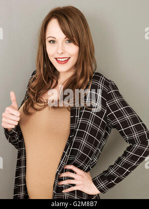 Portrait d'une femme heureuse réussite donnant un coup de main à l'appareil photo smiling Banque D'Images