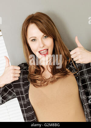 Portrait d'une femme heureuse réussite donnant un coup de main à l'appareil photo smiling Banque D'Images