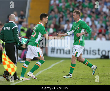 République d'Irlande est Callum O'Dowda (à gauche) est présenté comme un substitut de Aiden McGeady au cours du match amical à manches Cross, le liège. Banque D'Images