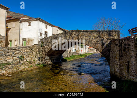 Bridge sur la rivière Voireuse, village de Blesle, étiqueté Les Plus Beaux Villages de France, la Haute Loire, Auvergne, France, Europe Banque D'Images