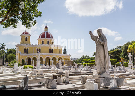 Une statue sur l'une des 800 000 tombes dans le cimetière Christophe Colomb à La Havane. Banque D'Images