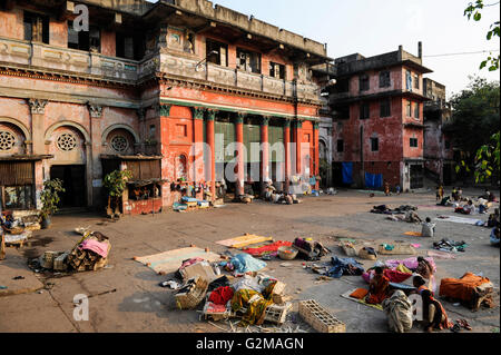 L'INDE Westbengal, Kolkata, ancien palais de l'époque coloniale britannique à babu ghat, toaday habitées par des personnes sans-abri / INDIEN, Westbengalen, Kolkata, alter Plasat aus der Britischen Kolonialzeit suis Babu Ghat, heute bewohnt von Obdachlosen Banque D'Images