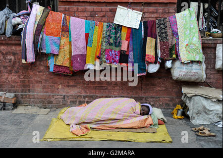 L'INDE Westbengal, Kolkata, les sans-abri, la vente de patchwork couvertures / INDIEN, Westbengalen, Kolkata, Obdachlose Banque D'Images