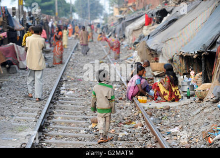 L'INDE Westbengal, Kolkata, les sans-abri dans des tentes à ligne de chemin de fer / INDIEN, Westbengalen, Kolkata, obdachlose in Zelten an der Bahnlinie Banque D'Images