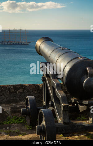 Cannon à Ft George avec vue sur la mer des caraïbes, St Georges, Grenade, West Indies Banque D'Images