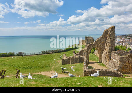 Ruines du château de Hastings sur la falaise surplombant la mer, East Sussex, Angleterre, Grande-Bretagne, FR, UK Banque D'Images