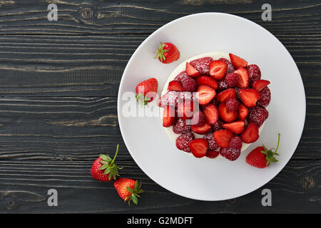 Berry cake sur fond sombre Banque D'Images