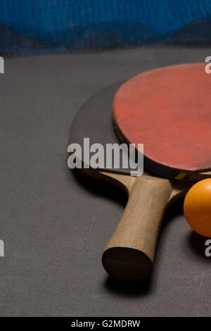 Les palettes et la balle pingpong vieux. L'image en haute résolution. Banque D'Images
