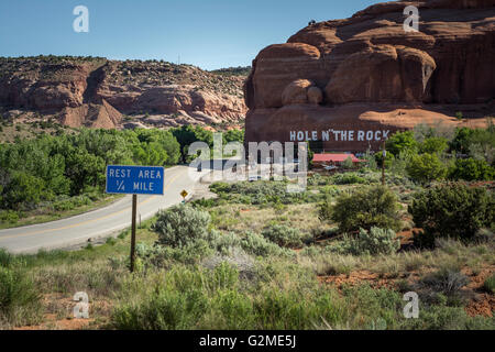 Trou N le rocher arrêt de repos et une boutique près de Moab, Utah, USA Banque D'Images