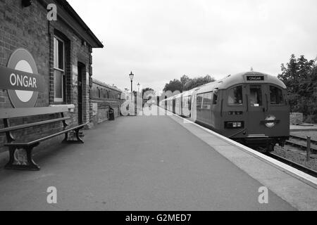 Patrimoine souterrain Cravens Trains vintage unité à Ongar, 20 ans après le métro de Londres a quitté la direction générale. Banque D'Images