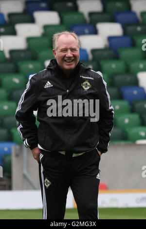 Belfast, le 26 mai 2016. L'Irlande du Nord v Belarus (séance de formation). L'Irlande du Nord assistant manager Jimmy Nicholl prenant part à la session à la Stade National de Football à Windsor Park, Belfast. Banque D'Images