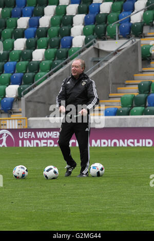 Belfast, le 26 mai 2016. L'Irlande du Nord v Belarus (séance de formation). L'Irlande du Nord assistant manager Jimmy Nicholl prenant part à la session à la Stade National de Football à Windsor Park, Belfast. Banque D'Images