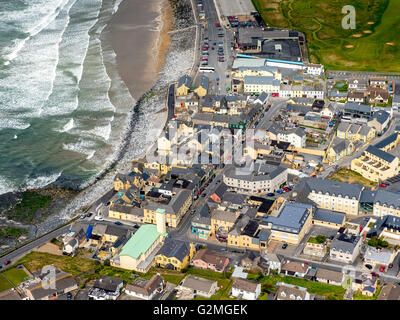 Vue aérienne, plage de Lahinch des surfeurs, à Lahinch Liscannor Bay, un Leacht, comté de Clare, dans le comté de Clare, Irlande, Banque D'Images