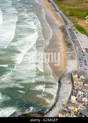 Vue aérienne, plage de Lahinch des surfeurs, à Lahinch Liscannor Bay, un Leacht, comté de Clare, dans le comté de Clare, Irlande, Banque D'Images