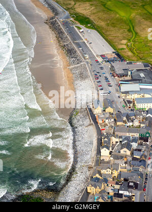 Vue aérienne, plage de Lahinch des surfeurs, à Lahinch Liscannor Bay, un Leacht, comté de Clare, dans le comté de Clare, Irlande, Banque D'Images