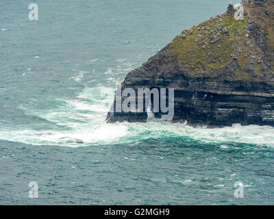 Vue aérienne, Hags tête entre Liscannor et les Falaises de Moher sur l'océan Atlantique, le trou dans la roche, le trou de la mer, rock, surf, Banque D'Images