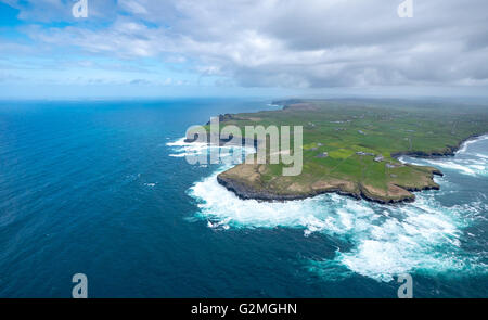 Vue aérienne, Hags tête entre Liscannor et les Falaises de Moher sur l'océan Atlantique, le trou dans la roche, le trou de la mer, rock, surf, Banque D'Images