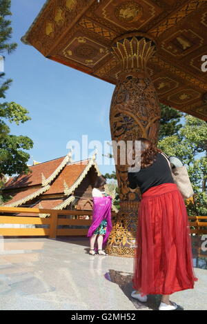 Les touristes chinois à prendre des photos au Wat Phra That Doi Suthep, Chiang Mai, Thaïlande Banque D'Images