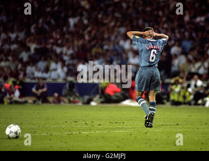 Photo du 26-06-1996 de Gareth Southgate déprimés après avoir omis de marquer dans le penalty shoot out entre l'Angleterre et l'Allemagne de l'Ouest dans la demi-finale de l'Euro 96 championnat. Banque D'Images