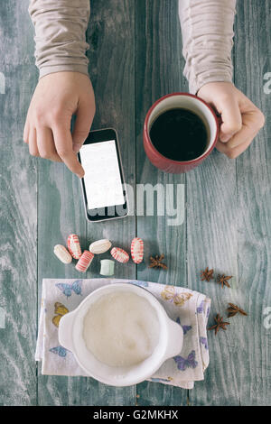 Femme mains , thé, gâteau de citrouille sur la table en bois. Tonique photo Banque D'Images