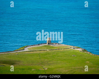 Vue aérienne, les Falaises de Moher, O'Brian's Tower, Tour d'observation sur les falaises de Moher, côtes rocheuses, falaises, comté de Clare, Clare Banque D'Images