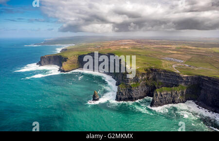 Vue aérienne, les Falaises de Moher, O'Brian's Tower, Tour d'observation sur les falaises de Moher, côtes rocheuses, falaises, comté de Clare, Clare Banque D'Images