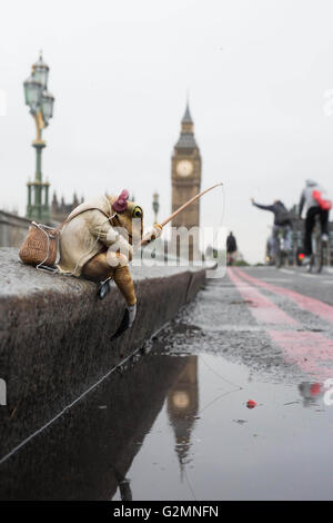 EDITORIAL n'utilisent qu'une sculpture miniature caractère de Beatrix Potter Monsieur Jeremy Fisher sur le pont de Westminster à Londres, qui a été mise à jour pour le 21e siècle par l'artiste de rue Marcus Crocker dans la célébration du 150e anniversaire de la naissance de l'auteur. Banque D'Images