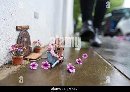 EDITORIAL n'utilisent qu'une sculpture miniature de Beatrix Potter Mme Tittlemouse de caractère, qui a été mise à jour pour le 21e siècle par l'artiste de rue Marcus Crocker dans la célébration du 150e anniversaire de la naissance de l'auteur, comme il est montré à Londres. Banque D'Images