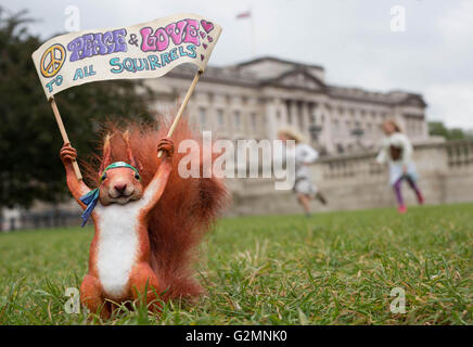 EDITORIAL n'utilisent qu'une sculpture miniature de Beatrix Potter Écureuil Nutkin de caractères à l'extérieur du palais de Buckingham à Londres, qui a été mise à jour pour le 21e siècle par l'artiste de rue Marcus Crocker dans la célébration du 150e anniversaire de la naissance de l'auteur. Banque D'Images