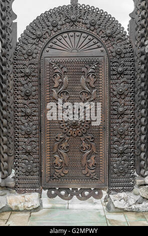 Porte ouvragée en bois ancien avec belle sculpture. Banque D'Images