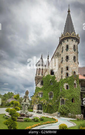 Tour du château sur le fond d'un ciel d'orage. Banque D'Images
