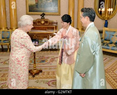 La reine Elizabeth II avec l'Ambassadeur de la République de Corée, M. Joonkook Hwang, après qu'il a présenté ses lettres de créance au cours d'une audience privée a également assisté par son épouse, Mme Shil Rhee, au palais de Buckingham à Londres. Banque D'Images