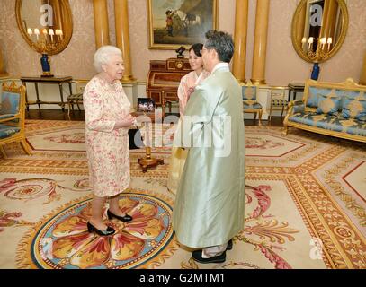 La reine Elizabeth II avec l'Ambassadeur de la République de Corée, M. Joonkook Hwang, après qu'il présente ses lettres de créance au cours d'une audience privée a également assisté par son épouse, Mme Shil Rhee, au palais de Buckingham à Londres. Banque D'Images