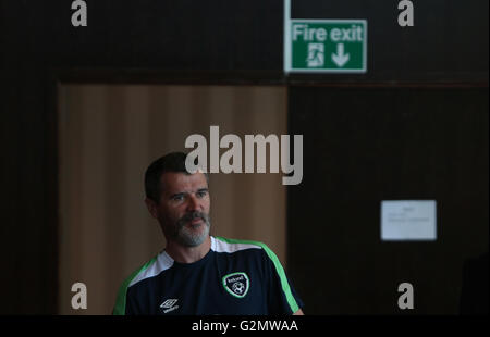 République d'Irlande l'entraîneur adjoint, Roy Keane arrive pour une conférence de presse à l'hôtel Radisson Blu Hotel, Little Island, Cork. Banque D'Images