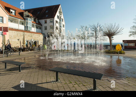 Fontaine d'eau sur une petite place près du lac de Constance à Friedrichshafen. Allemagne Banque D'Images