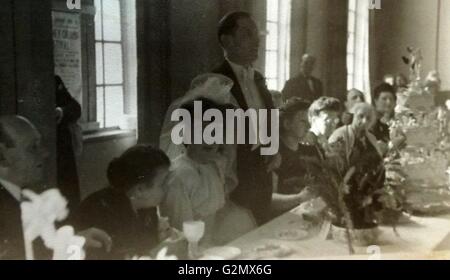 1947 Mariage de l'après-guerre en Angleterre. Au cours de la période d'austérité qui ont suivi la Seconde Guerre mondiale, les mariages et autres célébrations ont été tenus à des normes modestes. Banque D'Images