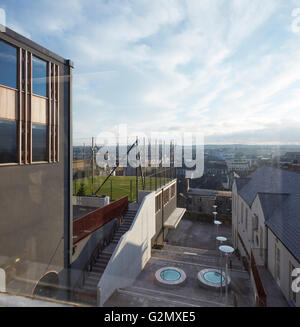 Portrait de fenêtre de bureau sur terrain de l'école et de la ville. Sainte Angela's College Cork, Cork, Irlande. Architecte : O'Donnell Tuomey Architects, 2016. Banque D'Images