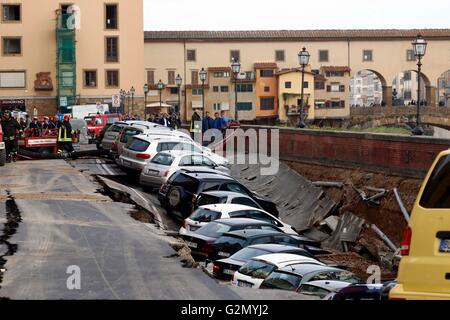 FLORENCE,un gouffre d'environ deux cents mètres de large et sept a été ouvert dans le centre de Florence sur le Lungarno Torrigiani , Banque D'Images